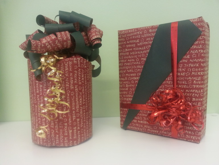 Weihnachtliche Geschenkeverpackung rot/grün/gold