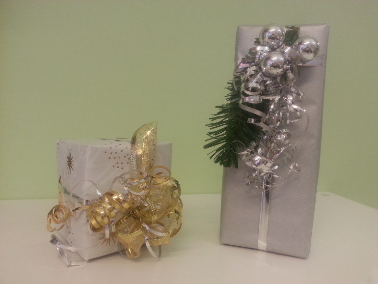 Weihnachtliche Geschenkeverpackung gold/silber