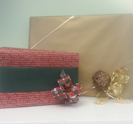 Weihnachtliche Geschenkeverpackung rot/gold/grün