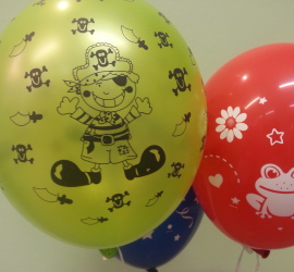 Piratenluftballon und roter Latexballon mit Frosch