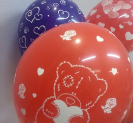 Latexballon rot mit Teddy hält Herz