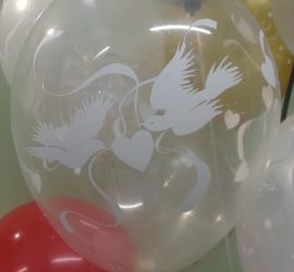 Latexballon durchsichtig mit fliegenden weißen Tauben