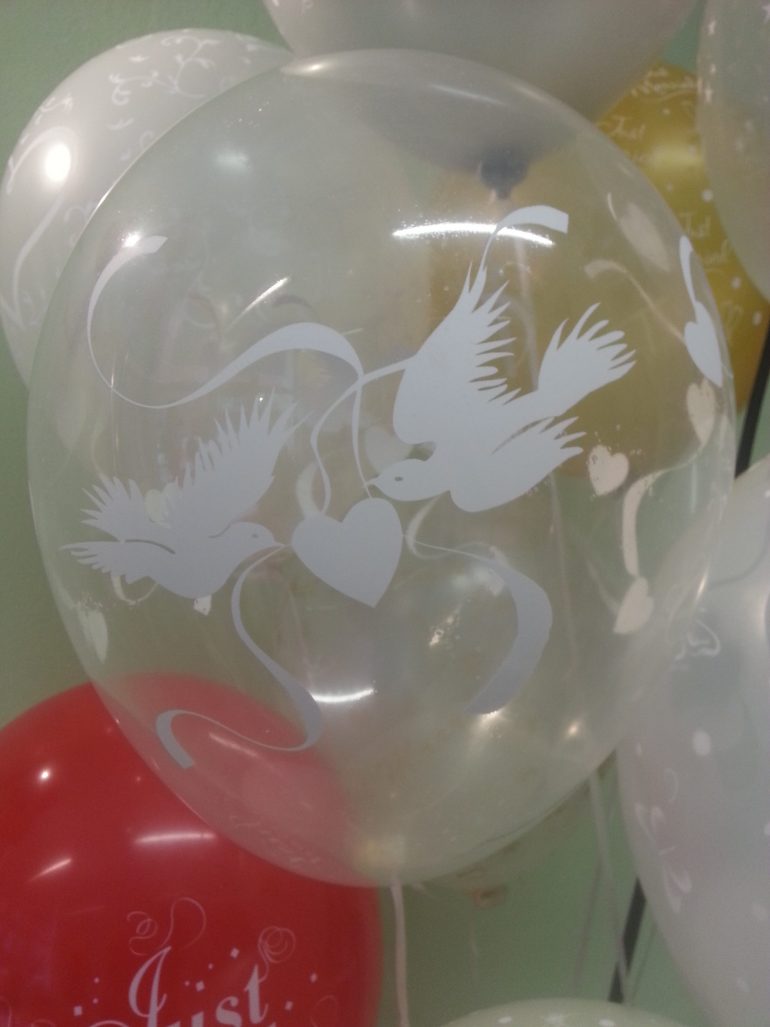 Latexballon durchsichtig mit fliegenden weißen Tauben