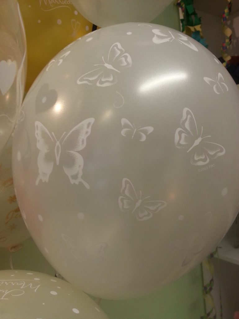 Latexballon weiß mit Schmetterlingen