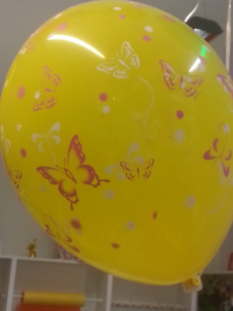 Latexballon gelb mit Schmetterlingen