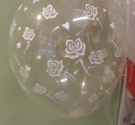 Latexballon durchsichtig mit Rosenblüten weiß