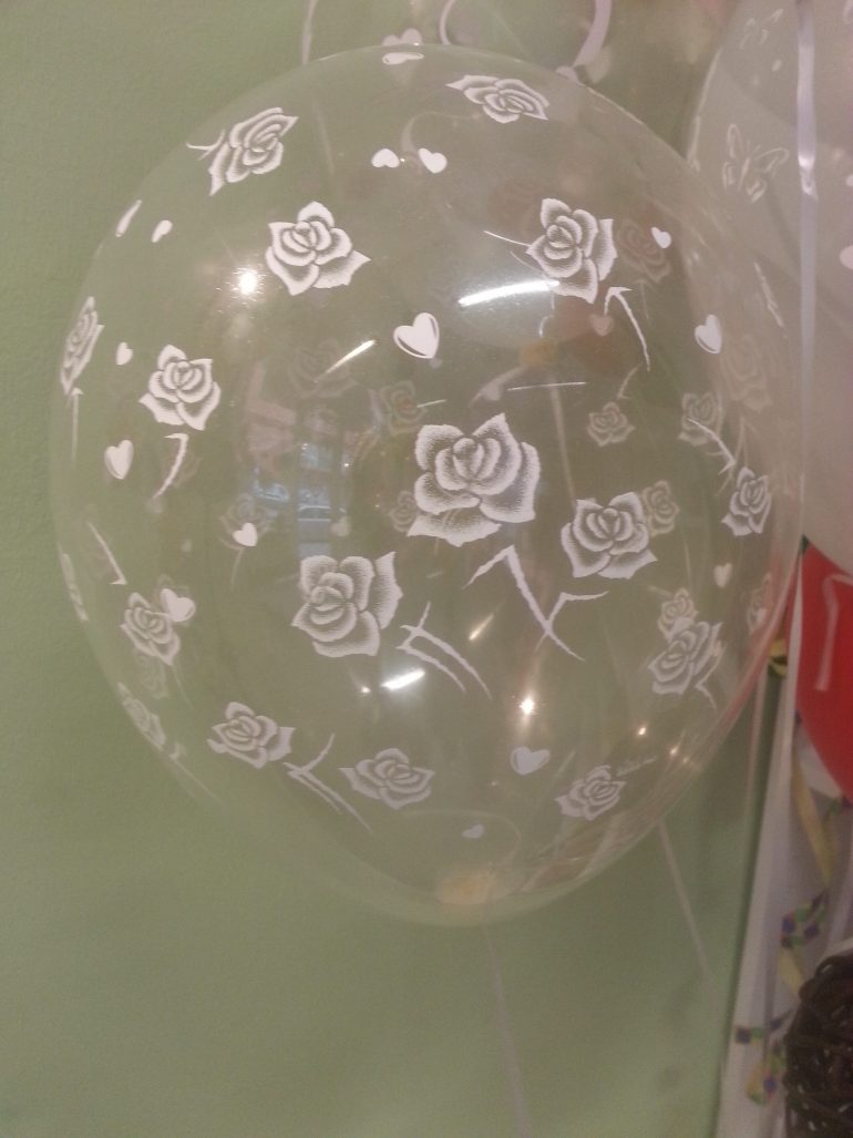 Latexballon durchsichtig mit Rosenblüten weiß
