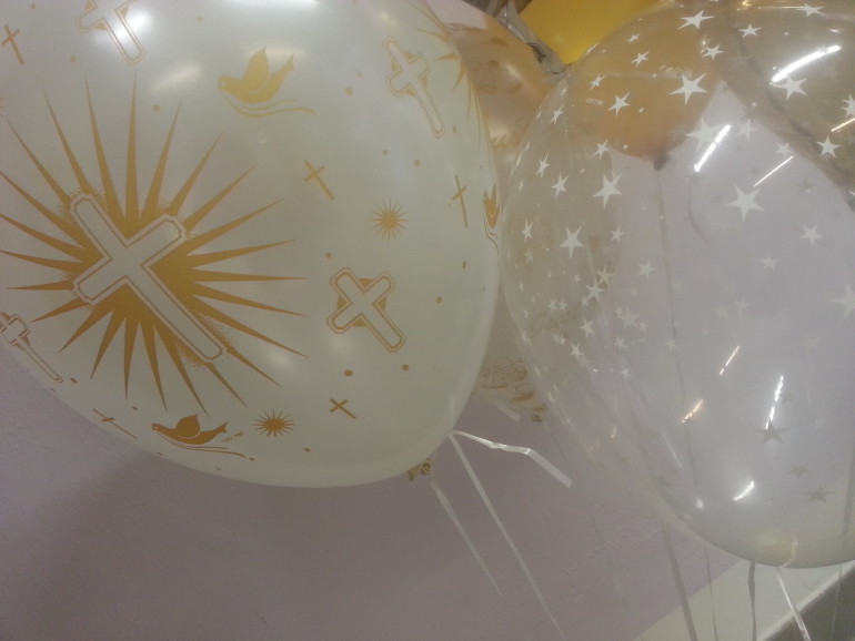 Latexballon weiß mit goldenen Kreuzen