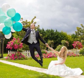 Brautpaar mit Latexballons weiß blau