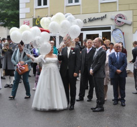 Foto Hochzeitspaar mit weißen Latexballons