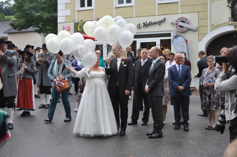 Foto Hochzeitspaar mit weißen Latexballons