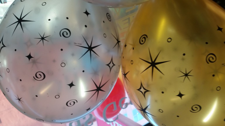 Latexballons mit Sternen silber gold