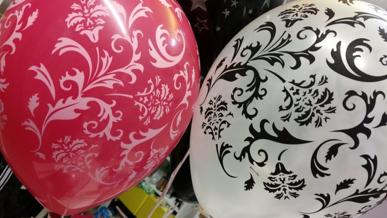 Latexballons rosa weiß mit Ornamenten