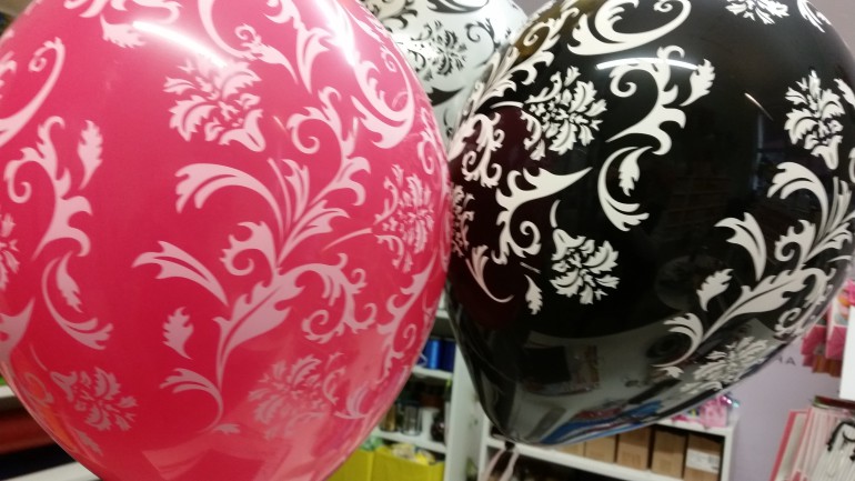 Latexballon rosa schwarz weiß mit Ornamenten