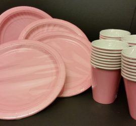 rosafarbene Papierteller und -becher