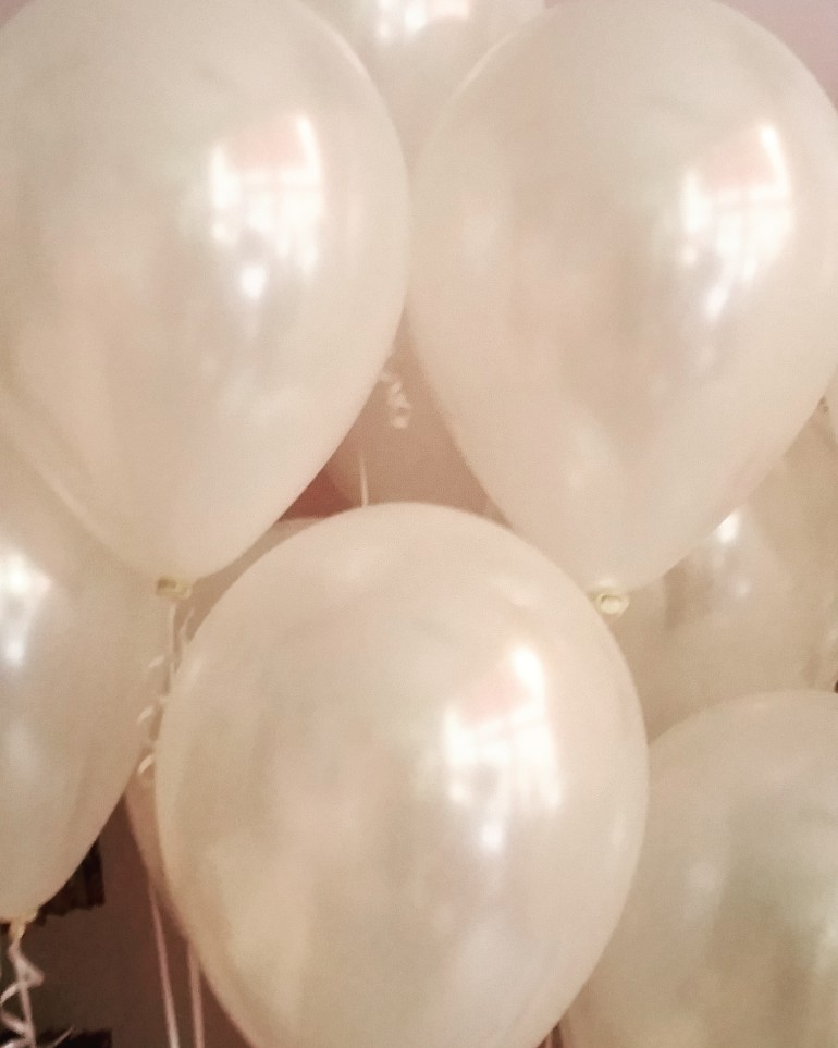 weiße Luftballons mit Seidenglanz