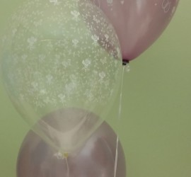 Hochzeitsluftballons fliederfarben und durchsichtig
