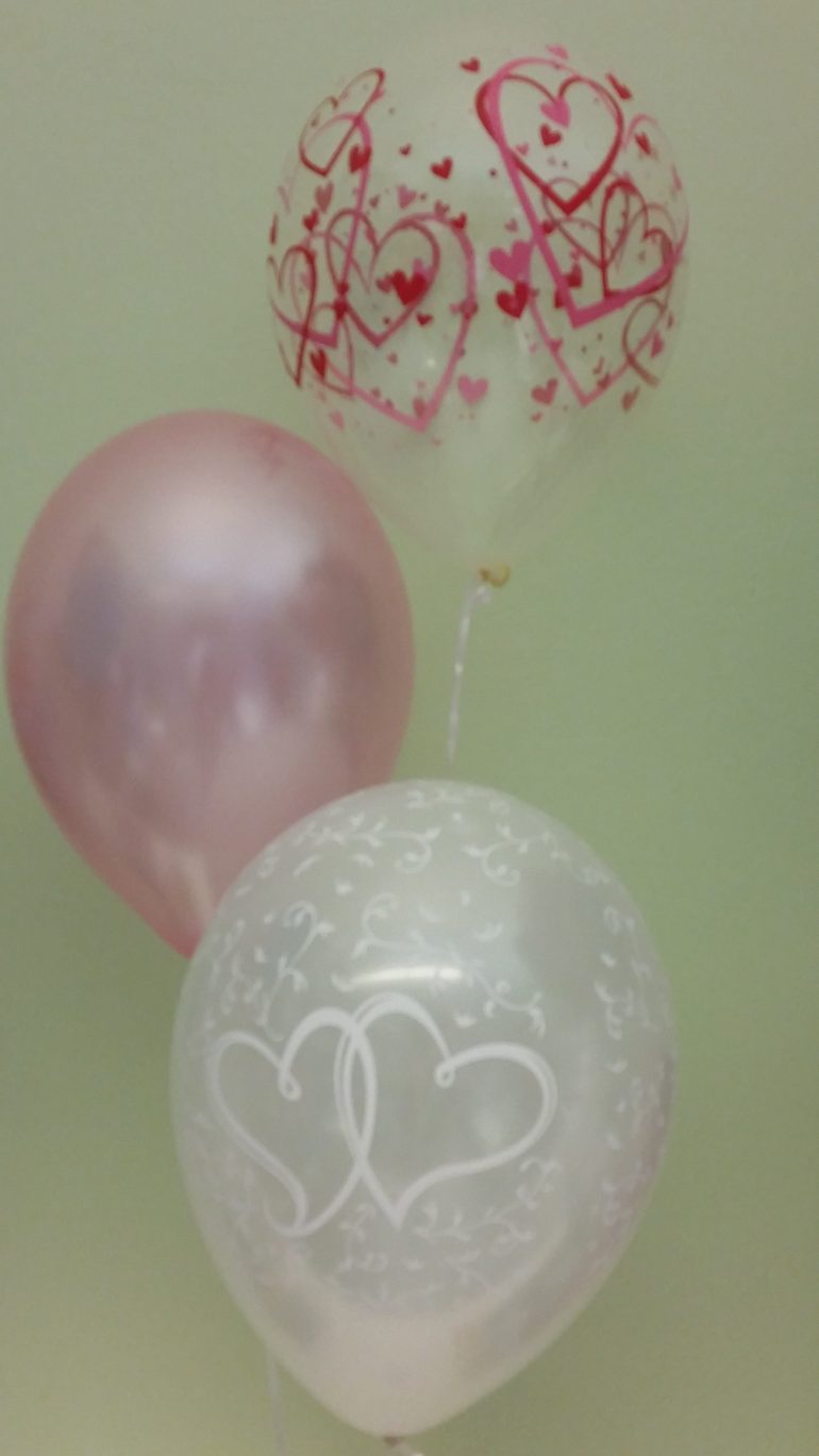 Hochzeitsluftballons in den Farben rosa und weiß