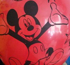 roter Latexballon mit Mickeymouse