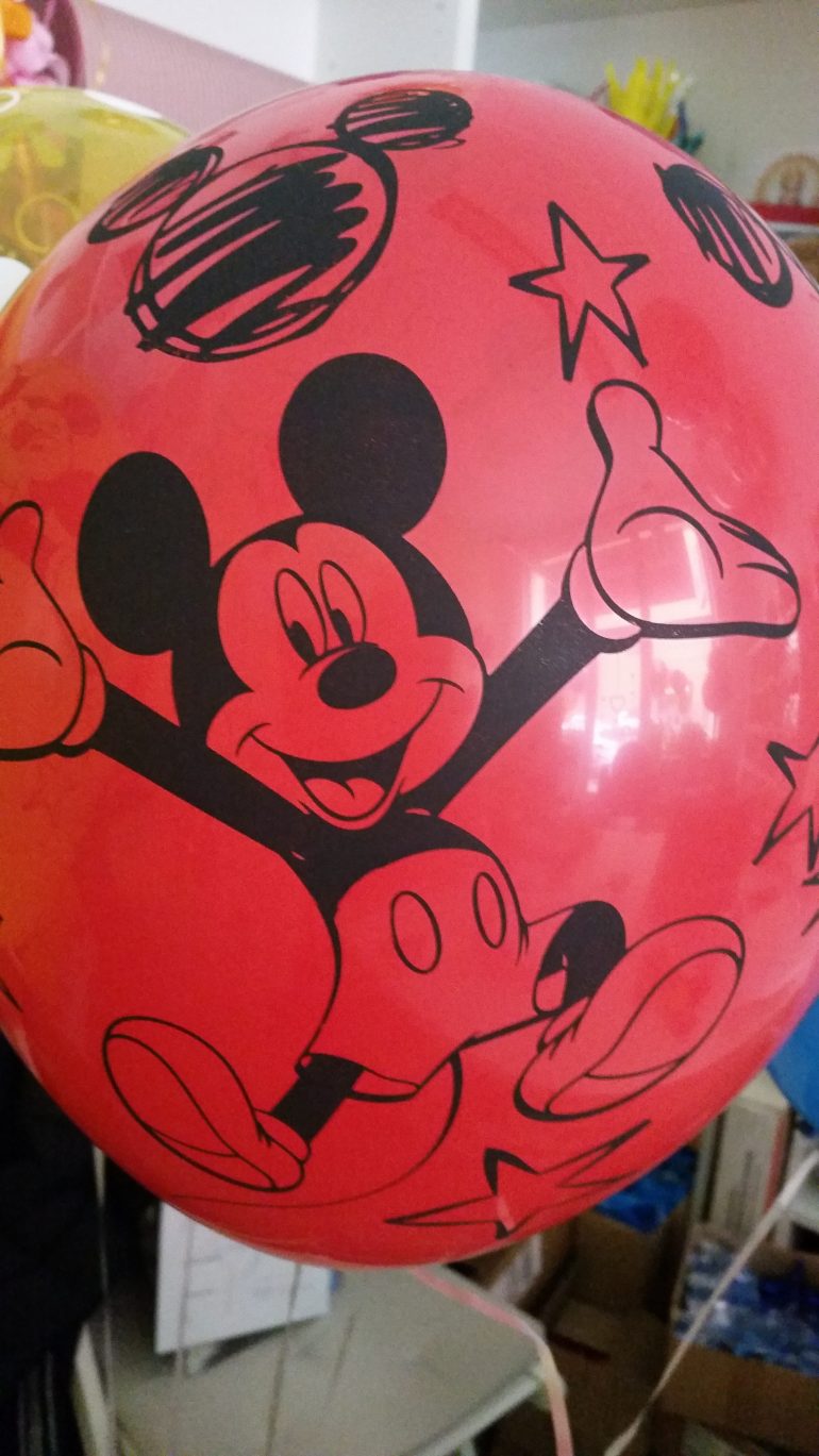 roter Latexballon mit Mickeymouse