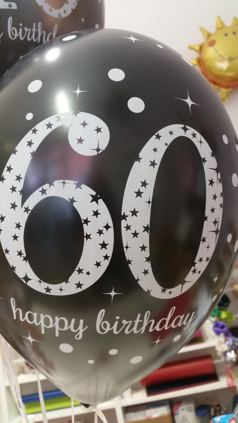 schwarzer Latexballon mit der Zahl 60