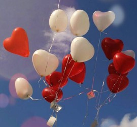Herzluftballons weiß und rot mit Flugkarten