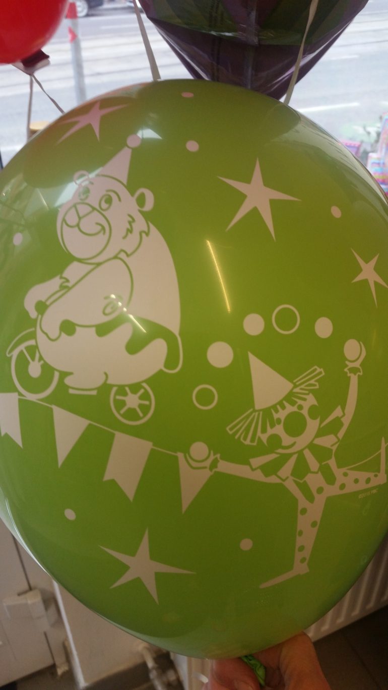 Latexballon mit Zirkusmotiven