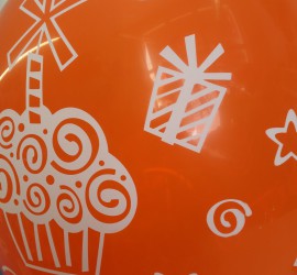 orangefarbener Latexballon mit Muffins
