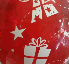 roter Latexballon mit Geschenken