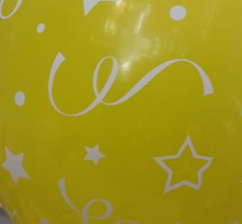 gelber Latexballon mit Sternen und Luftschlangen