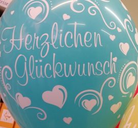 Riesiger Luftballon mit Aufschrift Herzlichen Glückwunsch