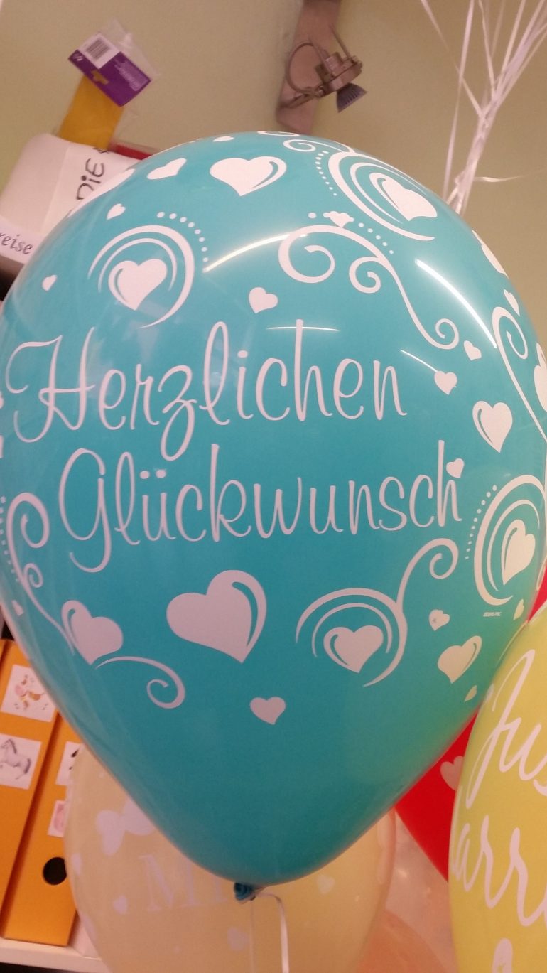 Riesiger Luftballon mit Aufschrift Herzlichen Glückwunsch