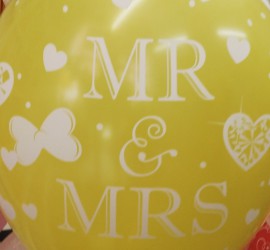 Riesiger Luftballon mit Aufschrift MR & MRS