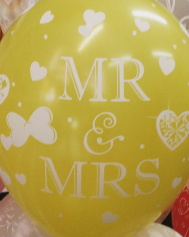 Riesiger Luftballon mit Aufschrift MR & MRS