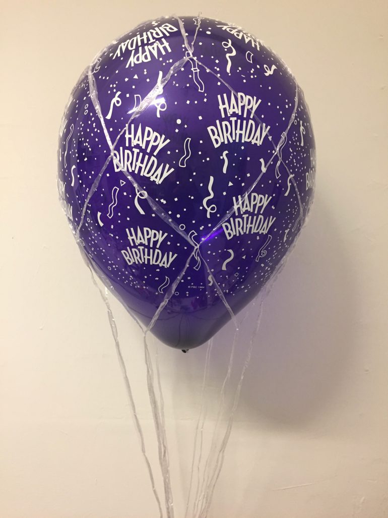 Luftballon im Ballonnetz