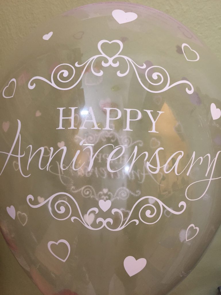 HAPPY Anniversary - Alles Liebe zum Jahrestag - Latexballon durchsichtig mit weißer Schrift - 30 cm