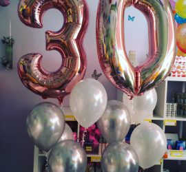 Luftballontraube zum 30. Geburtstag mit Folienzahlen in rose und weiße und silberfarbene Seidenglanzballons