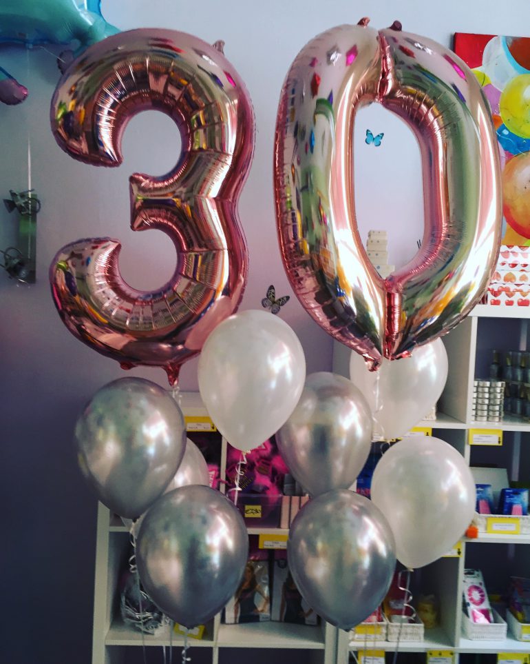 Luftballontraube zum 30. Geburtstag mit Folienzahlen in rose und weiße und silberfarbene Seidenglanzballons