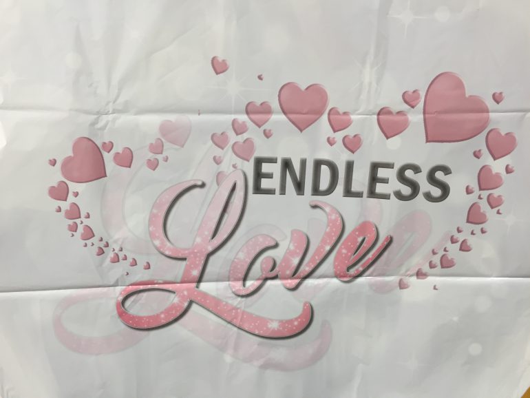 Folienherz mit der Aufschrift `ENDLESS Love´ in weiß/pink/schwarz; 70 cm