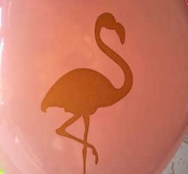 rosafarbener Latexballon mit goldfarbenem Flamingo auf Vorder- und Rückseite