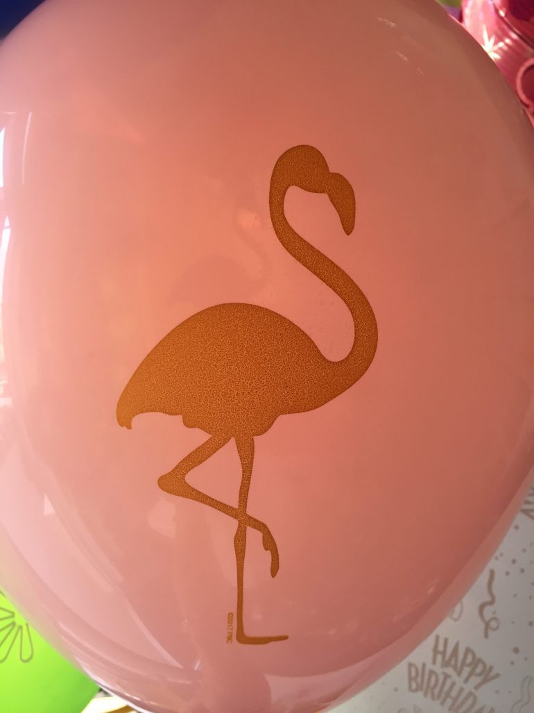 rosafarbener Latexballon mit goldfarbenem Flamingo auf Vorder- und Rückseite