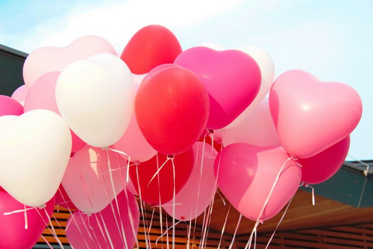 Latexherzen in den Farben weiß, rosa, magenta und rot