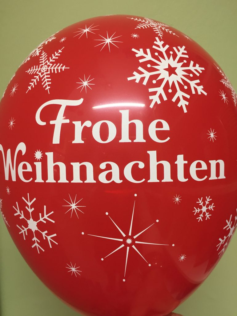 Frohe Weihnachten - roter Latexballon mit weißen Schneeflocken - Merry Christmas - Weihnachtsdeko