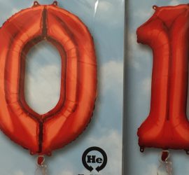 Folienzahlen in rot! 86 cm hoch und ca. 66 cm breit! Mit Helium befüllbar!