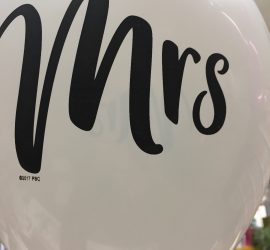 weißer Latexballon mit schwarzer Aufschrift Mrs - passend für Polterabend, Hochzeit, Verlobung