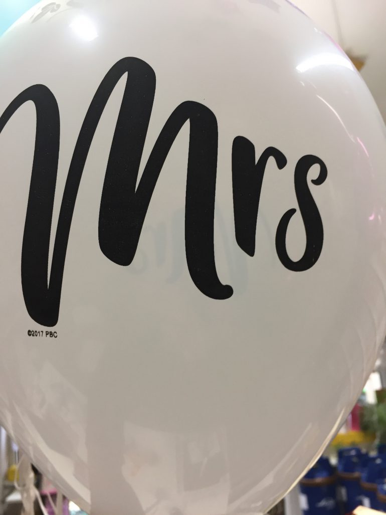 weißer Latexballon mit schwarzer Aufschrift Mrs - passend für Polterabend, Hochzeit, Verlobung