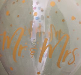 durchsichtiger Latexballons mit goldfarbener Aufschrift `Mr & Mrs´ und goldfarbenen Tupfen - für Hochzeit, Verlobung passend