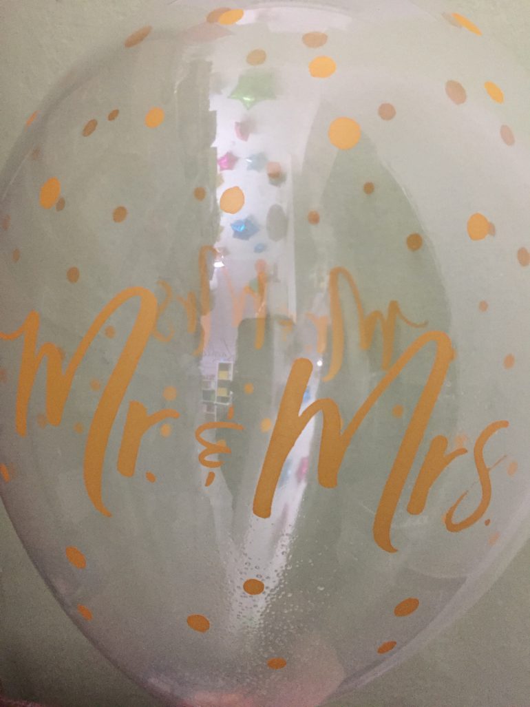 durchsichtiger Latexballons mit goldfarbener Aufschrift `Mr & Mrs´ und goldfarbenen Tupfen - für Hochzeit, Verlobung passend