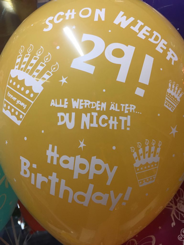 Schon wieder 29! Alle werden älter... DU NICHT! Happy Birthday - Latexballon in vielen Farben!