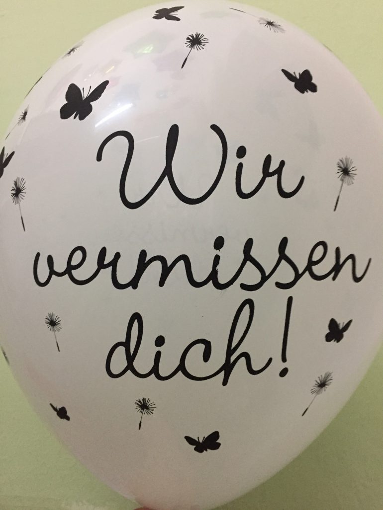 Wir vermissen dich - weißer Latexballon mit schwarzer Schrift - für Verabschiedungen